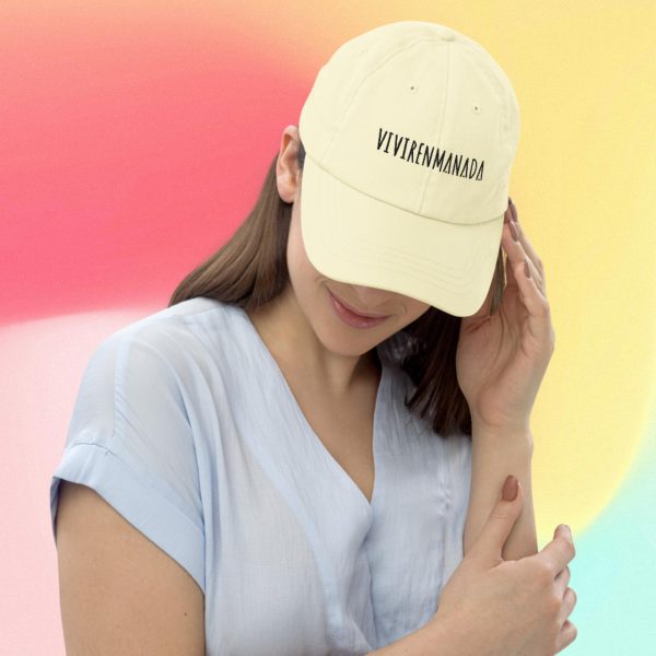 gorra vivirenmanada amarillo pastel