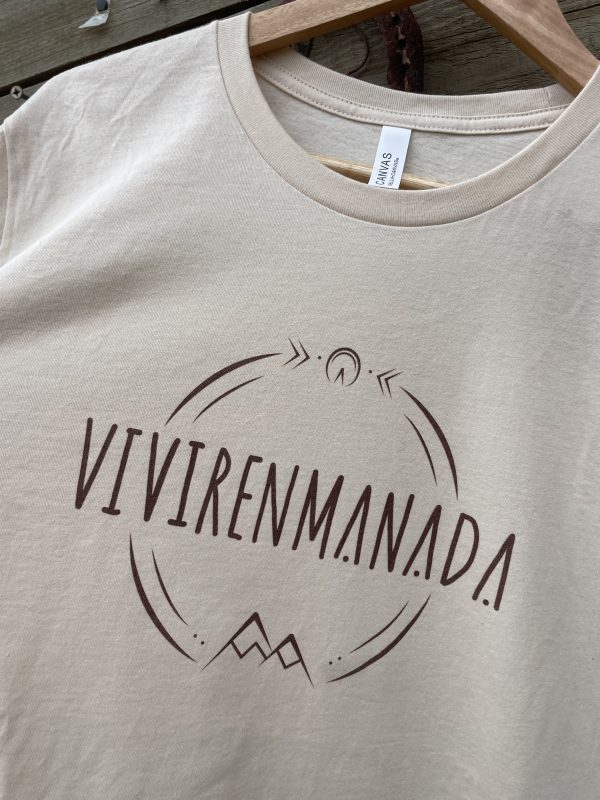Camiseta unisex logo vivirenmanada - Imagen 10